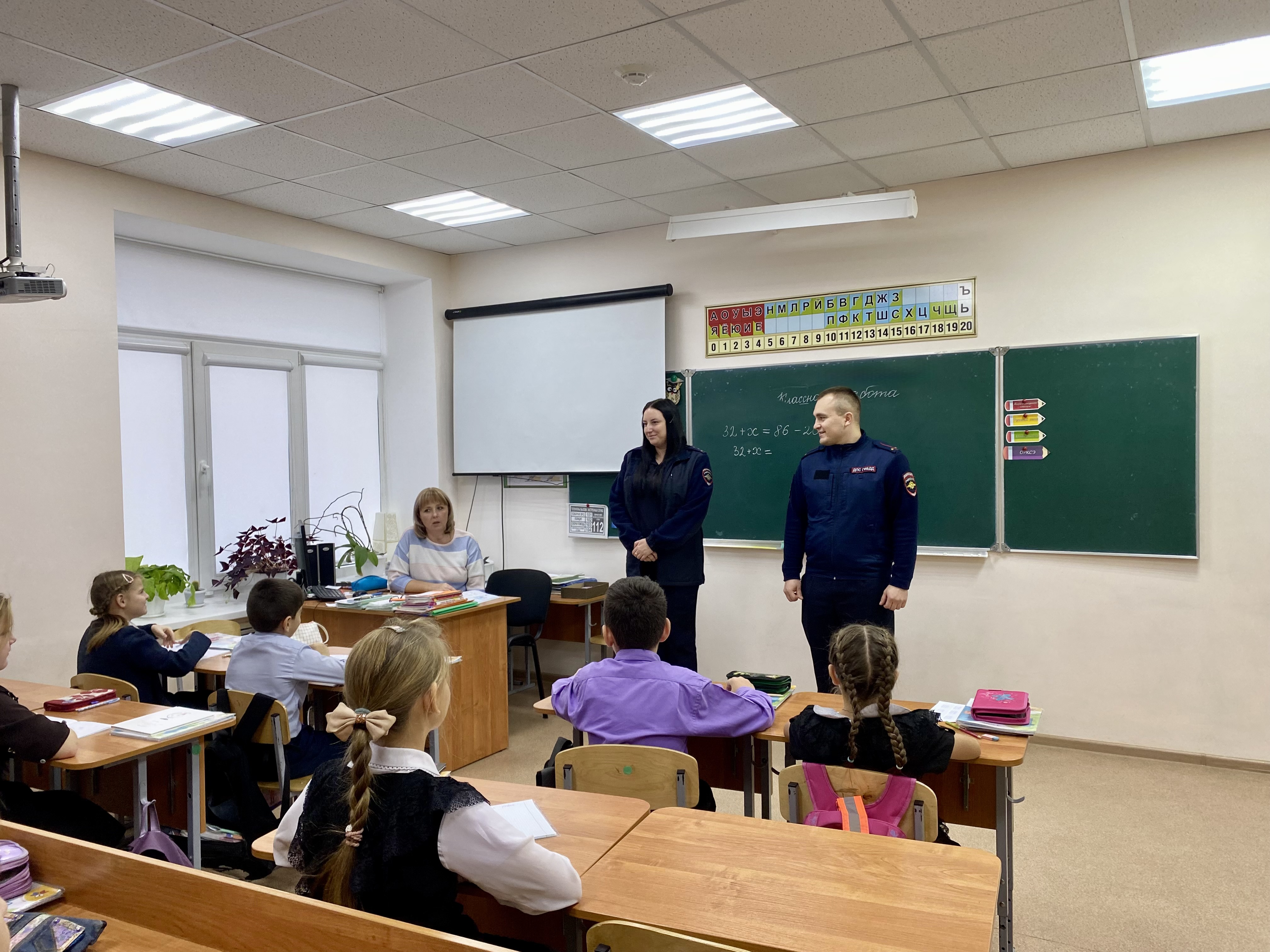 В рамках всероссийской акции «Безопасность детства» Ивнянские полицейские провели профилактические беседы в школах.