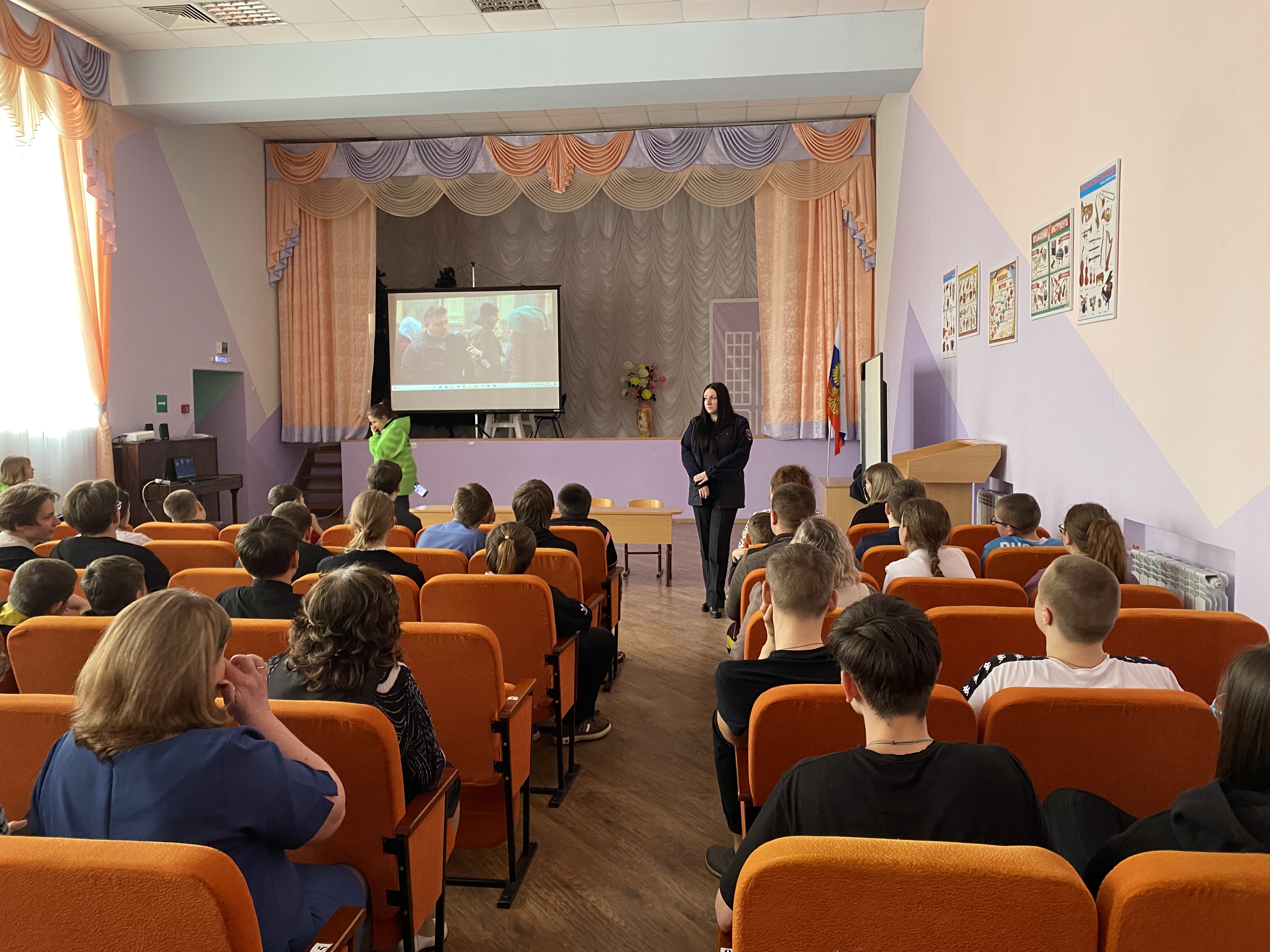 В Ивнянском районе сотрудники полиции провели уроки правовой грамотности для школьников.