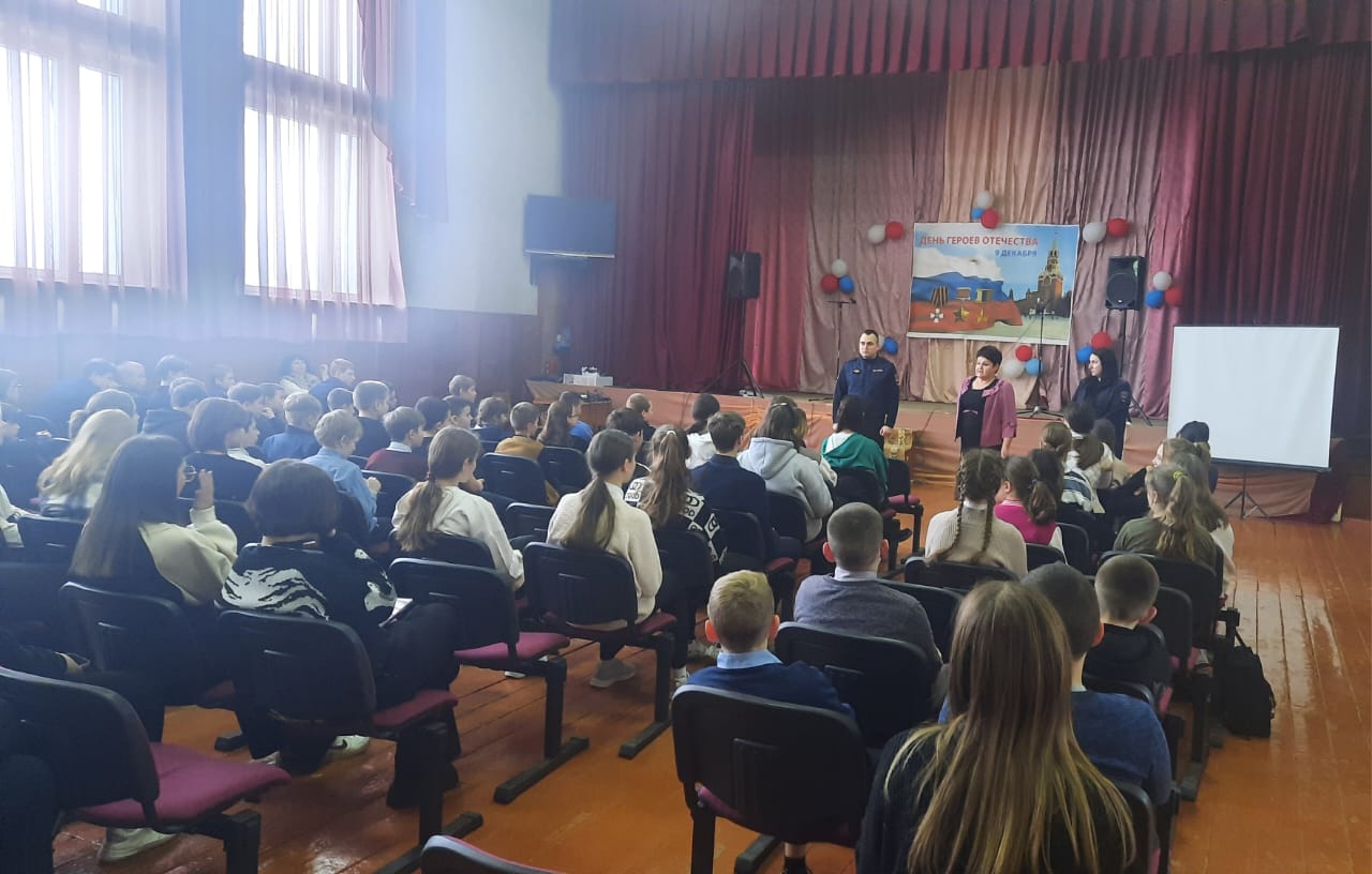 В Ивнянском районе полицейские обсудили со школьниками вопросы дорожной и информационной безопасности.