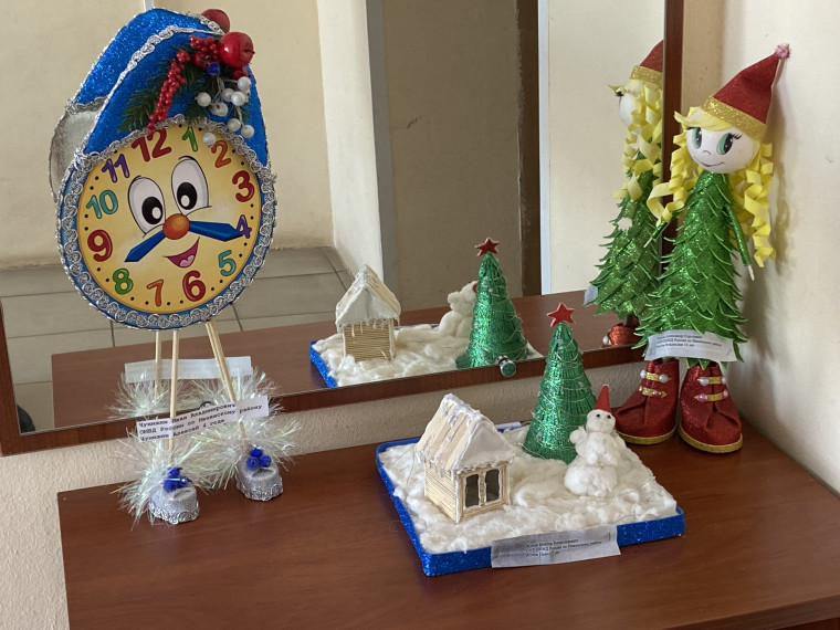 В рамках акции «Полицейский Дед Мороз» сотрудники ОМВД России по Ивнянскому району организовали конкурс детских поделок.