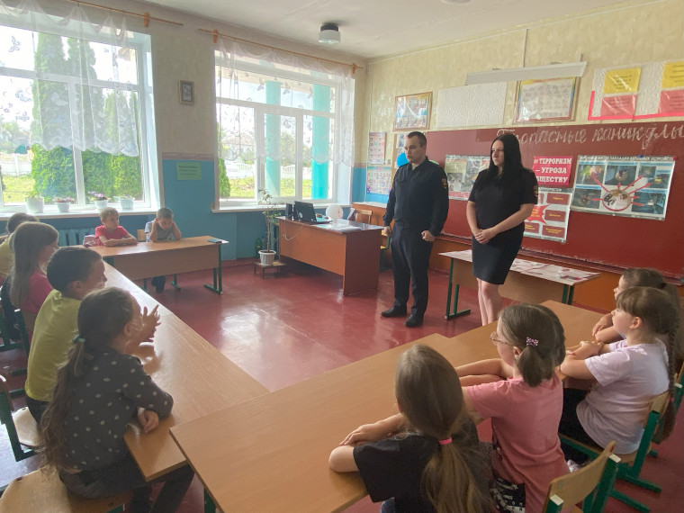 В Ивнянском районе полицейские напомнили правила безопасности школьникам, отдыхающим в детском лагере.
