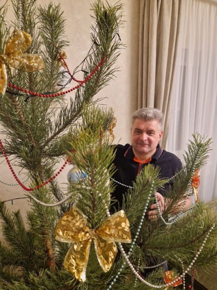 Игорь Щепин поделился с подписчиками в социальной сети фотографиями своей новогодней ёлки..