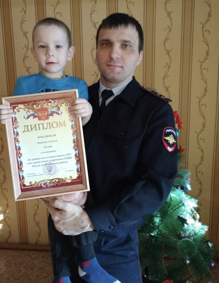 В рамках акции &laquo;Полицейский Дед Мороз&raquo; сотрудники ОМВД России по Ивнянскому району организовали конкурс детских поделок.