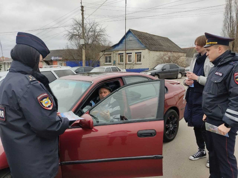 В Ивнянском районе сотрудники полиции совместно с волонтерами провели профилактические мероприятия по дорожной безопасности.