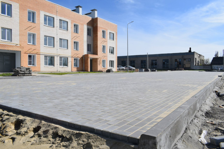 В Ивнянском районе завершается благоустройство дворовой территории нового трехэтажного дома.