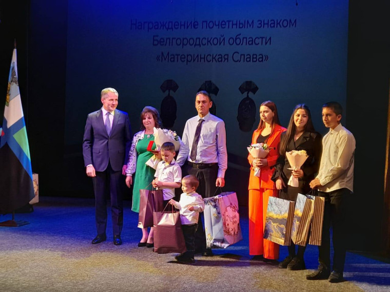 Двум жительницам из Ивнянского района вручили знак «Материнская слава»..