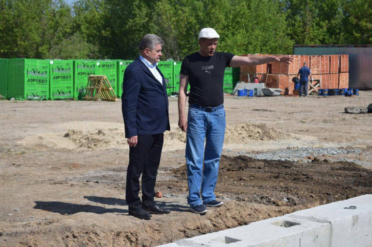 Строители завершили монтаж фундамента трехэтажного дома по улице Транспортная..