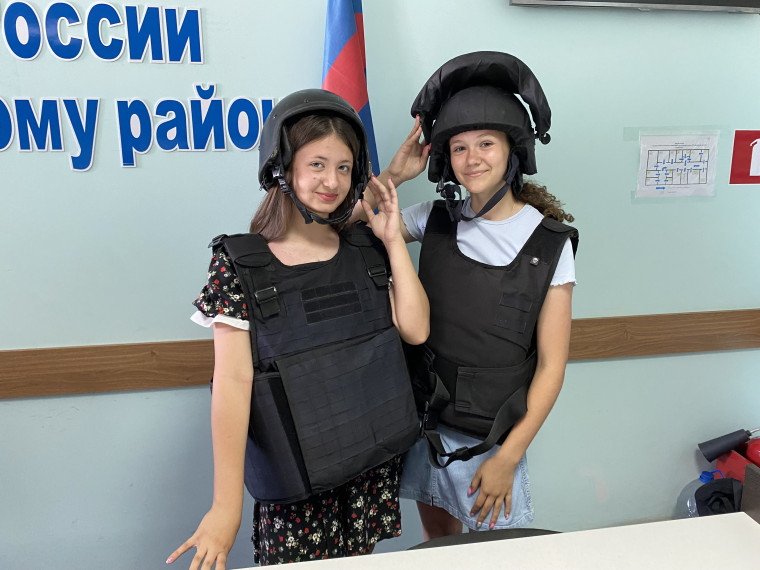 Сотрудники ОМВД России по Ивнянскому району рассказали детям о своей профессии.