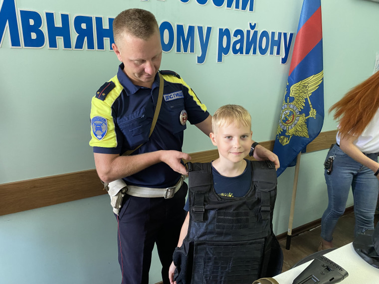 Сотрудники ОМВД России по Ивнянскому району рассказали детям о своей профессии.