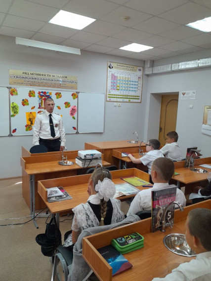 Полицейские ОМВД России по Ивнянскому району провели профилактические беседы в образовательных организациях.