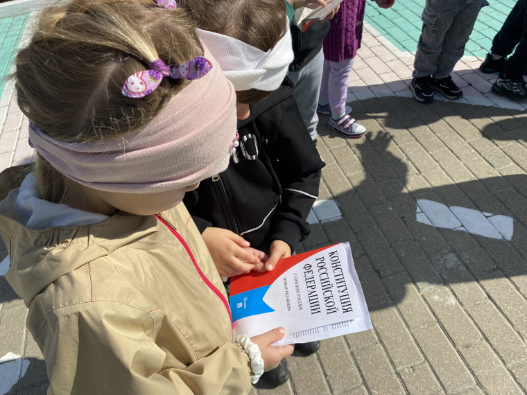 В Ивнянском районе полицейские провели  для дошкольников мероприятие по правовой грамотности «Детям – о Конституции».
